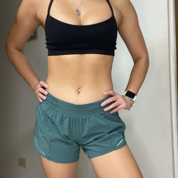 Lululemon hotty hot shorts LR 4β green smoke - Picture 2 of 7